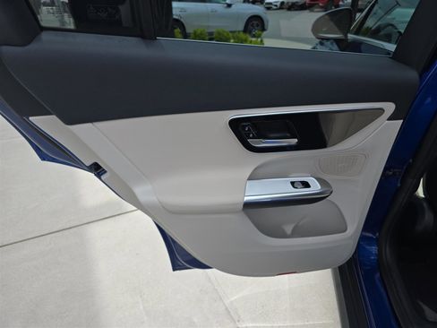 Used 2025 Mercedes-Benz GLC 300 4MATIC image 15