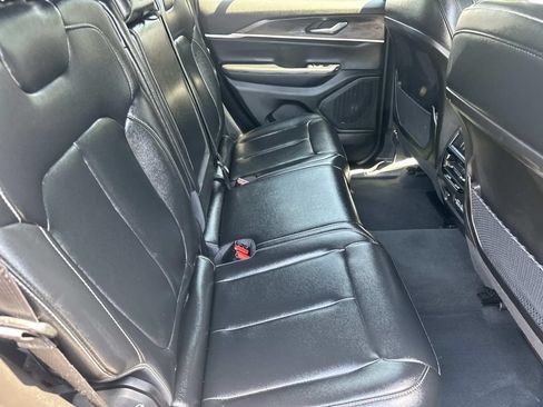 Used 2024 Jeep Grand Cherokee Limited w/ Black Appearance Package AWD/4WD image 15
