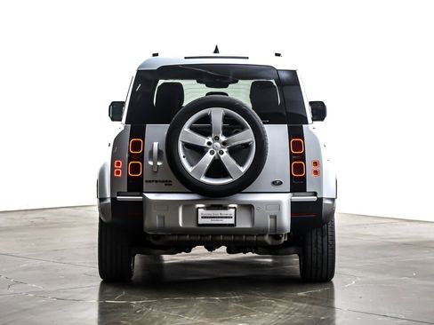 Used 2023 Land Rover Defender 110 SE image 4