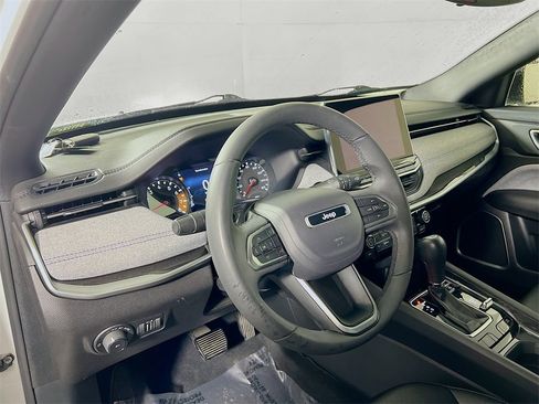 Used 2024 Jeep Compass Latitude image 10