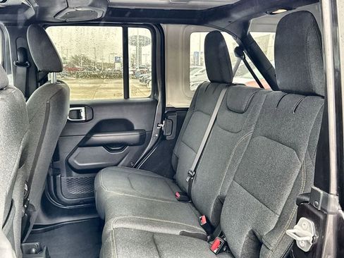 Used 2025 Jeep Wrangler Unlimited Sahara AWD/4WD image 24