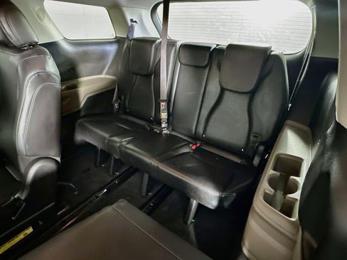 Used 2025 Kia Carnival FWD image 29