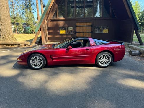 Used 2002 Chevrolet Corvette Coupe w/ Preferred Equipment Group1 RWD image 2