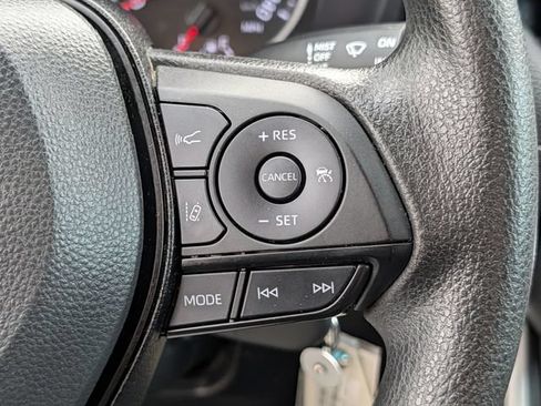 Used 2022 Toyota RAV4 LE AWD/4WD image 18