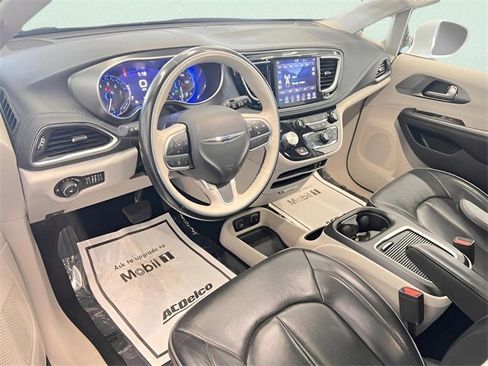 Used 2019 Chrysler Pacifica Limited image 21