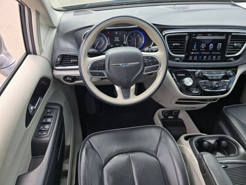 Used 2020 Chrysler Pacifica Limited FWD image 30