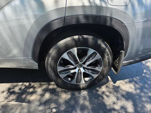 Used 2023 Toyota Highlander XLE AWD/4WD image 4