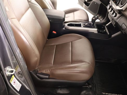 Used 2016 Toyota Tacoma Limited w/ Towing Package image 14