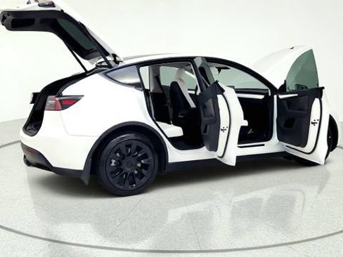 Used 2022 Tesla Model Y Long Range AWD/4WD image 19