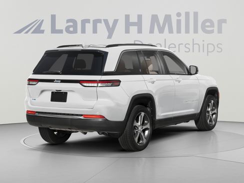 Used 2023 Jeep Grand Cherokee 4WD 4xe image 2