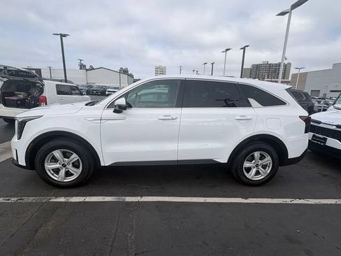 Certified 2025 Kia Sorento LX FWD image 2