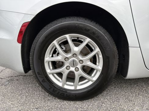 Used 2024 Chrysler Pacifica Touring-L image 29