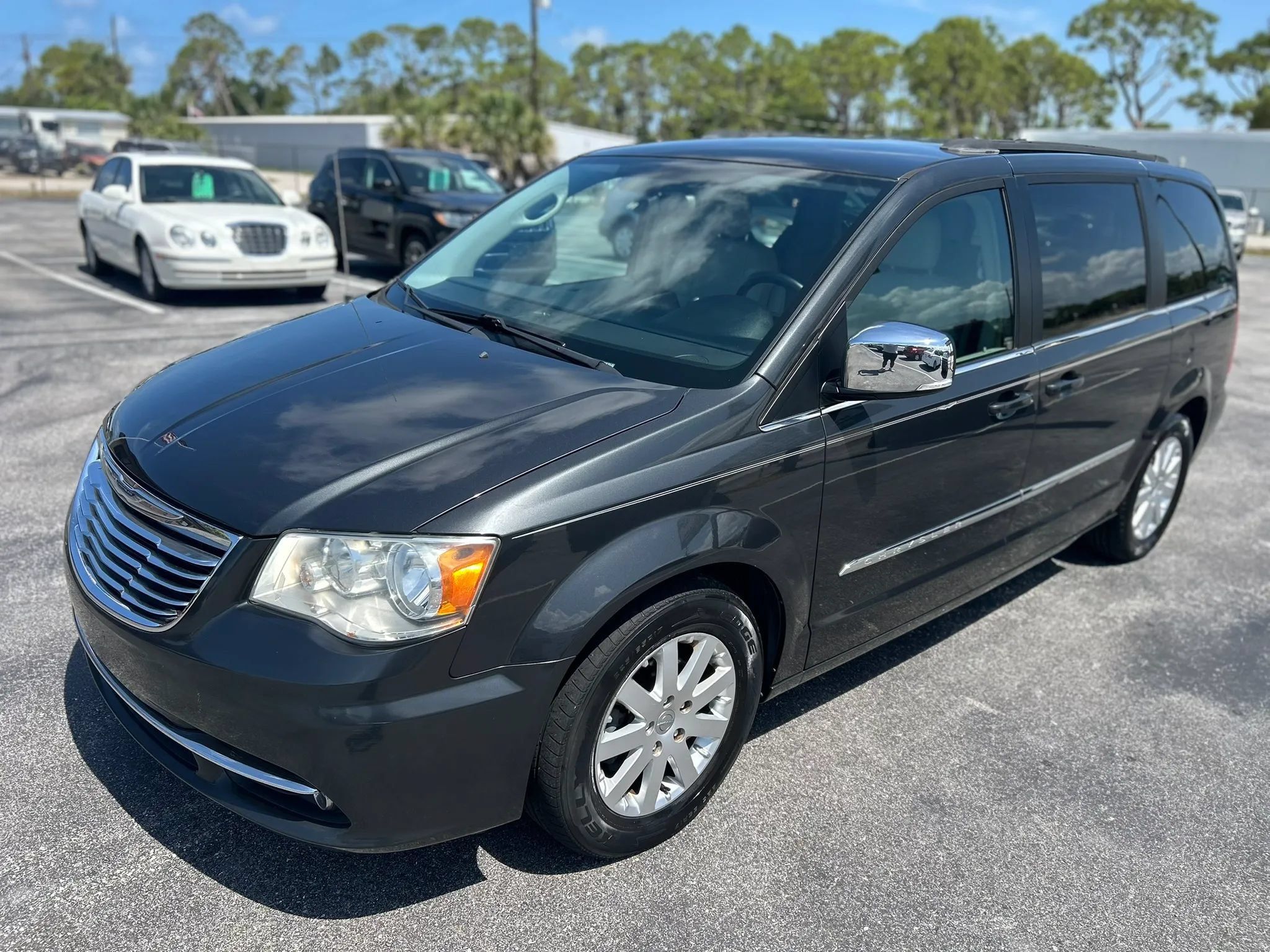 Used 2011 Chrysler Town & Country Touring-L FWD image 3
