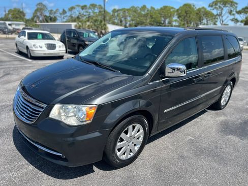 Used 2011 Chrysler Town & Country Touring-L FWD image 3