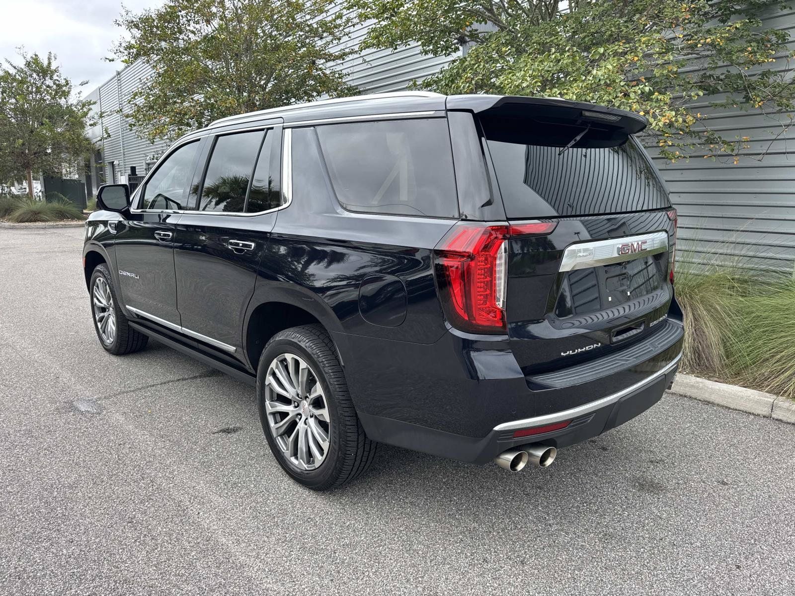 Used 2021 GMC Yukon Denali w/ Denali Premium Package AWD/4WD image 3