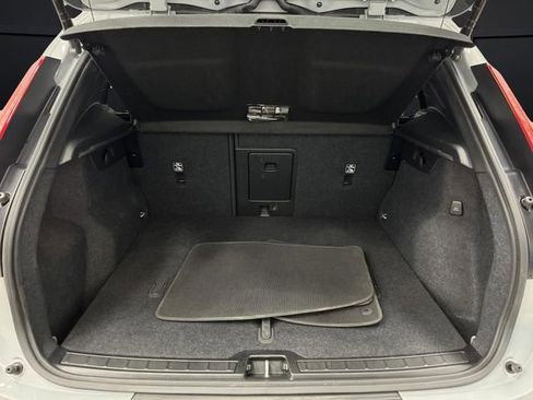 Used 2024 Volvo XC40 B5 Plus image 16