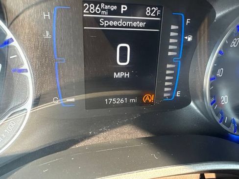 Used 2018 Chrysler Pacifica Touring-L w/ Premium Audio Group FWD image 16