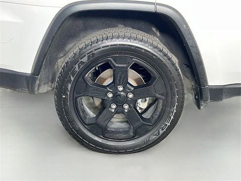 Used 2020 Jeep Grand Cherokee Laredo image 35