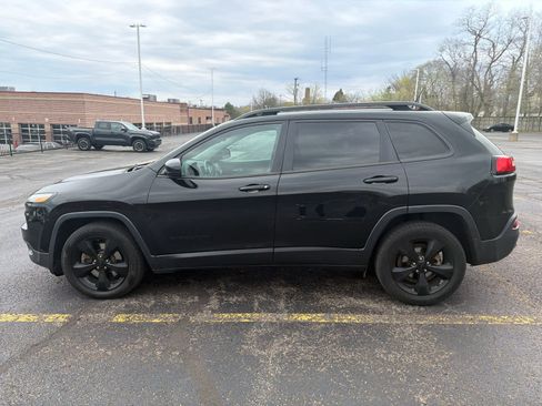 Used 2018 Jeep Cherokee Latitude w/ Altitude Package image 7