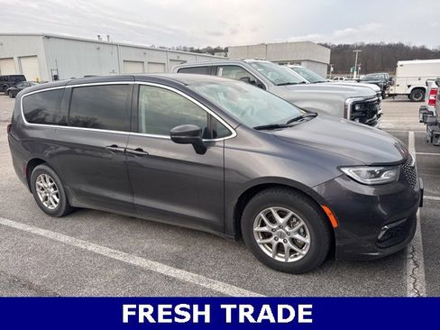 Used 2023 Chrysler Pacifica Touring-L image 1