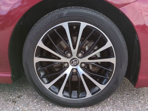 Certified 2018 Toyota Camry SE image 11