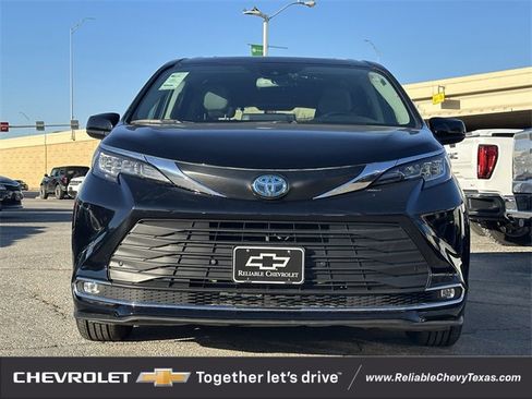 Used 2023 Toyota Sienna XLE image 8