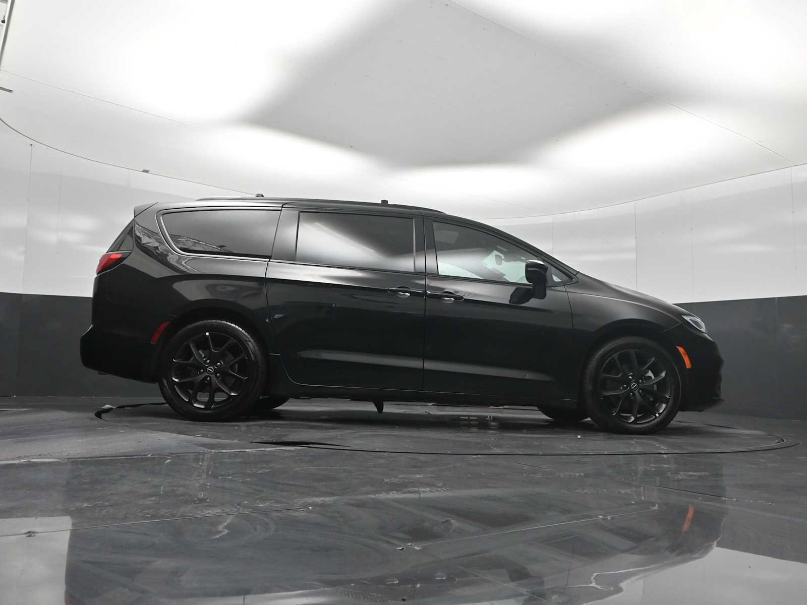 Used 2025 Chrysler Pacifica Limited FWD image 25