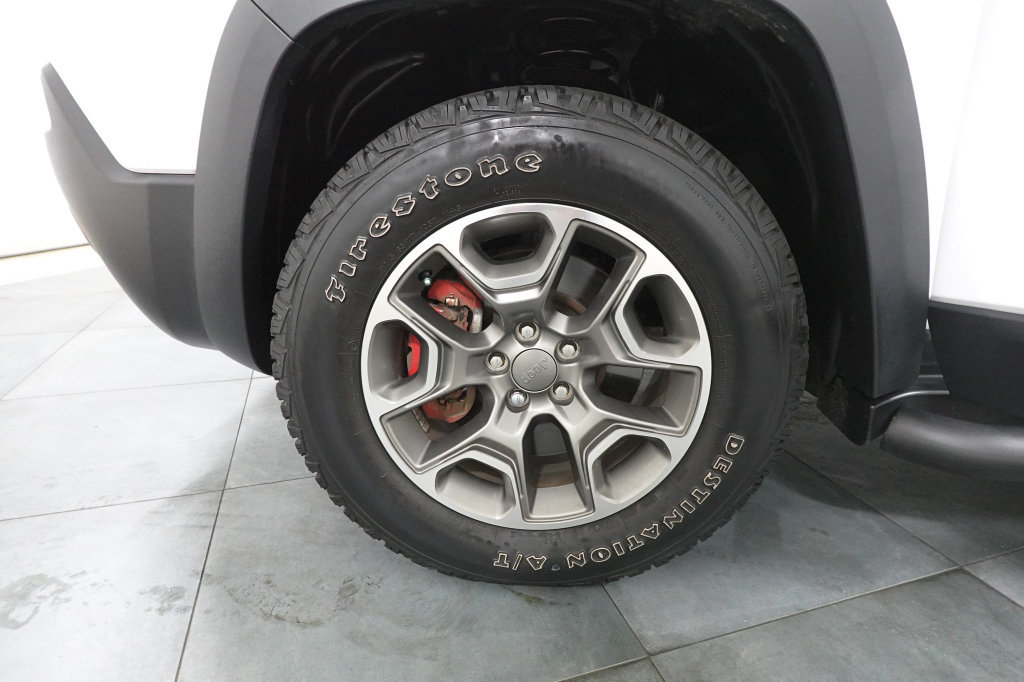 Used 2022 Jeep Cherokee Trailhawk AWD/4WD image 36