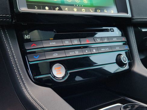 Used 2017 Jaguar F-PACE R-Sport image 15