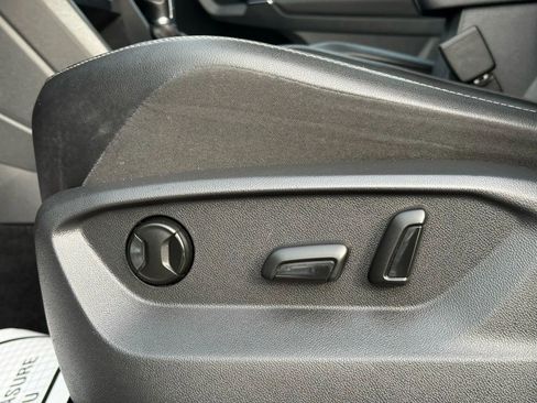 Used 2018 Volkswagen Tiguan SE w/ Panoramic Sunroof Package image 19