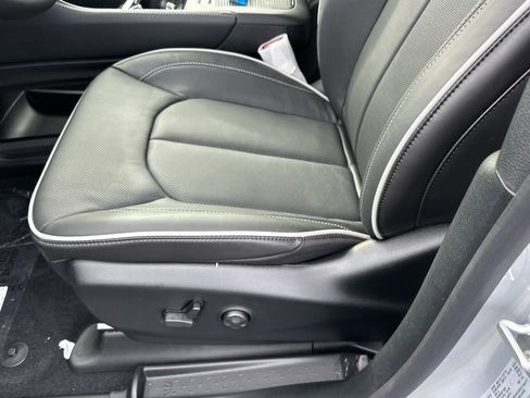 New 2026 Chrysler Pacifica Limited image 28