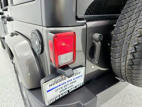Used 2017 Jeep Wrangler Unlimited Sahara w/ Connectivity Group AWD/4WD image 26