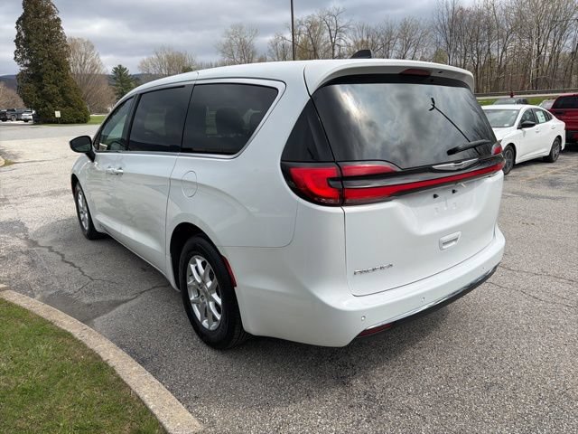Used 2023 Chrysler Pacifica Touring-L FWD image 5