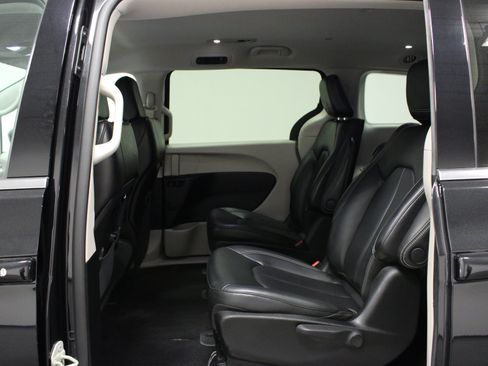 Used 2023 Chrysler Pacifica Touring-L FWD image 13