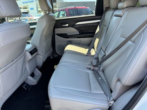 Used 2019 Toyota Highlander XLE AWD/4WD image 6