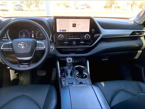 Used 2024 Toyota Highlander Platinum image 16