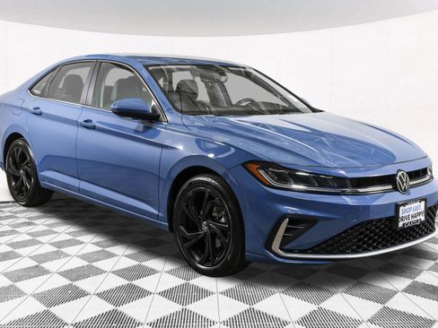 Used 2025 Volkswagen Jetta SE w/ Black Wheel Package image 11