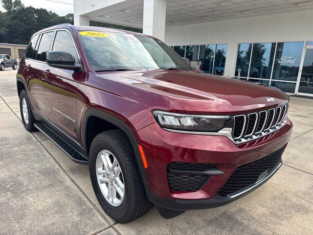 Used 2025 Jeep Grand Cherokee Laredo RWD image 1