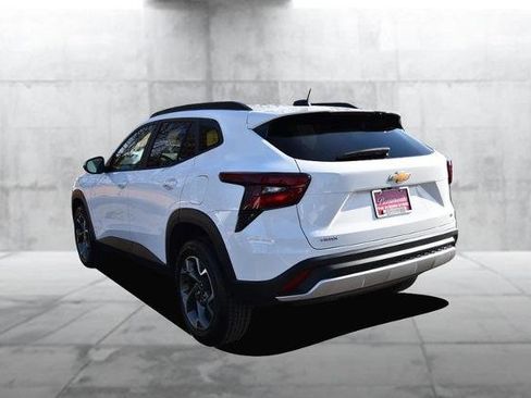 Used 2025 Chevrolet Trax LT w/ LT Convenience Package image 7