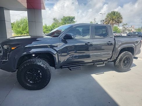 Used 2025 Toyota Tacoma SR5 w/ SR5 Upgrade Package AWD/4WD image 11