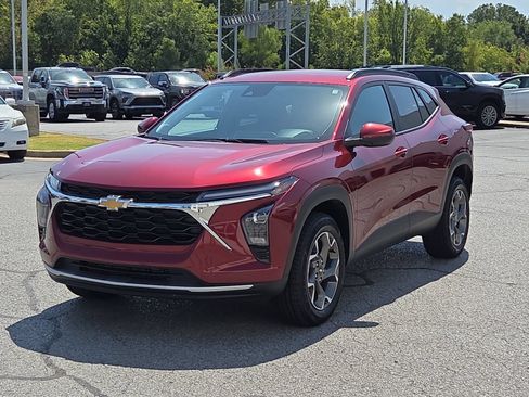 Used 2024 Chevrolet Trax LT w/ Driver Confidence Package FWD image 3