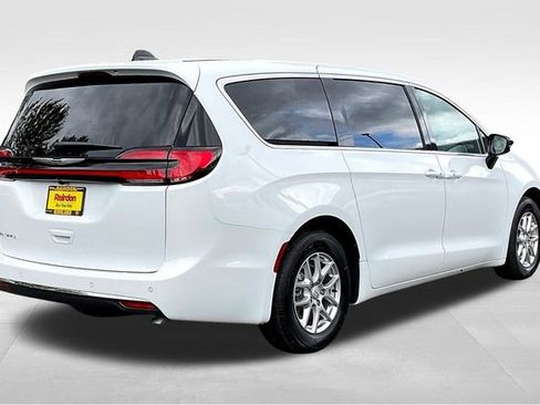 New 2026 Chrysler Pacifica Select image 15