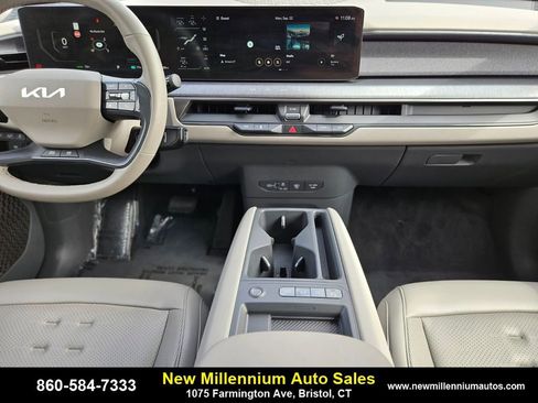Used 2024 Kia EV9 Wind image 14