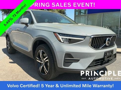 Used 2025 Volvo XC40 B5 Core image 1