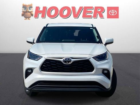 Used 2022 Toyota Highlander LE FWD image 6