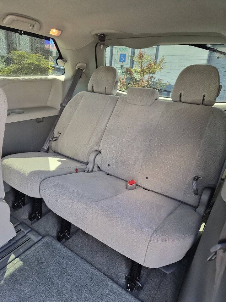 Used 2014 Toyota Sienna LE FWD image 23