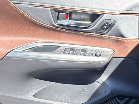 Used 2023 Toyota Venza XLE image 11