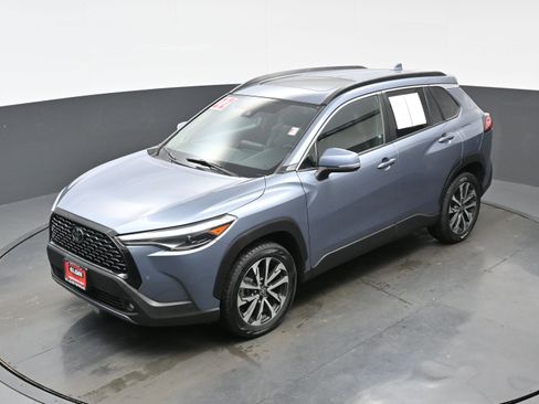 Used 2022 Toyota Corolla Cross XLE image 38