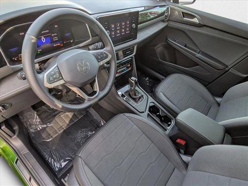 New 2025 Volkswagen Taos SE FWD image 3