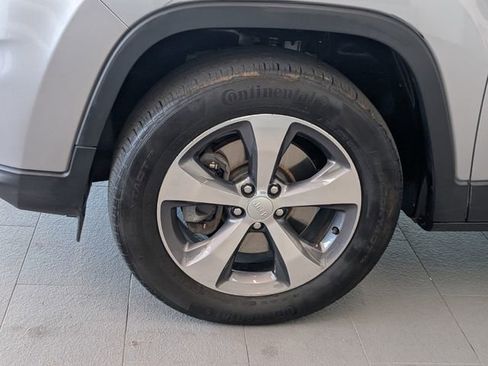 Used 2019 Jeep Cherokee Limited AWD/4WD image 4